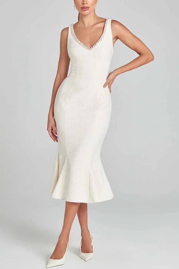 Moonlight Goddess – Figurbetontes Midikleid aus Tweed mit Perlenbesatz und Fischschwanz-Ausschnitt