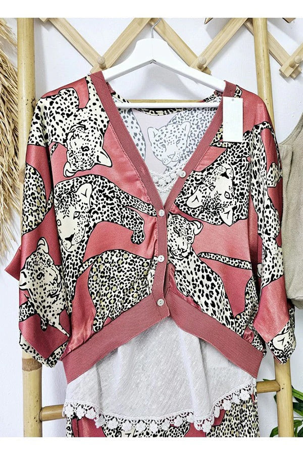 Abbie – Lockerer Satinmantel mit Tiger-Print und Fledermausärmeln, weiten Knöpfen