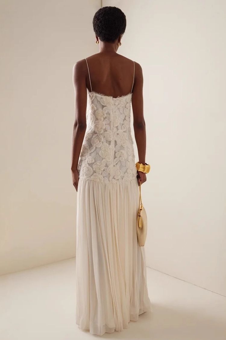 Offrez-vous une robe longue à ourlet plissé en mousseline de soie avec appliques florales