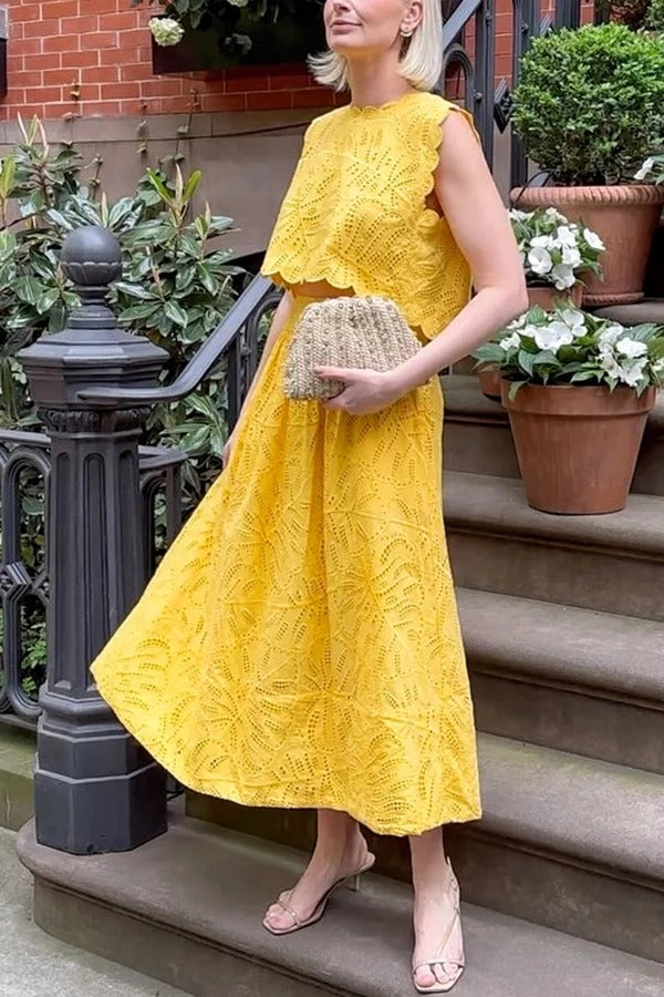 Laylin Crop-Tanktop mit Cut-out, Stickerei und Blütenblatt-Spitze, offenem Rücken und Schlitz