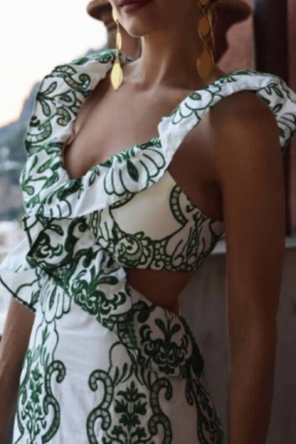 Langes Kleid mit V-Ausschnitt, Hohlstickerei, offenem Rücken und Rüschen