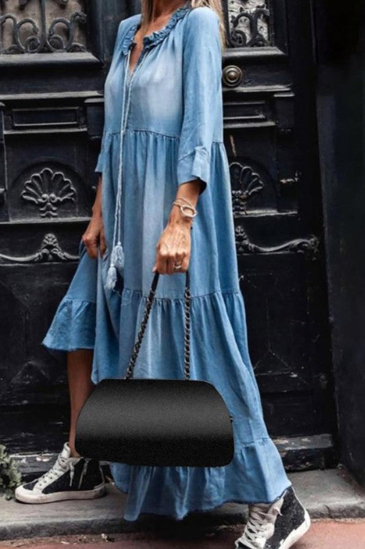 Maxikleid aus Denim mit V-Ausschnitt und langen Ärmeln