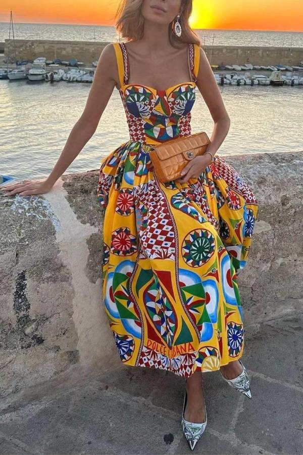 Unique – Rückenfreies Midikleid mit ethnischem Muster „Sunset Walk“