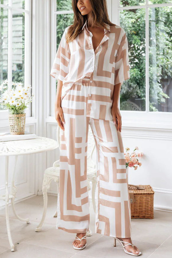 Freizeit-Set mit Bluse und geometrischem Küstenmuster und Hose mit elastischer Taille