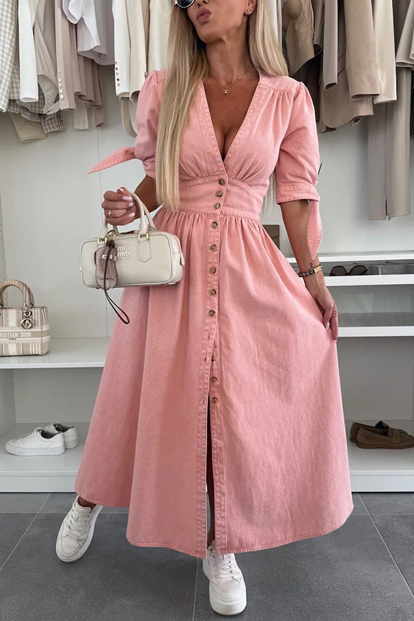 Einfarbiges Midikleid aus Denim mit V-Ausschnitt und Button-Down-Kragen