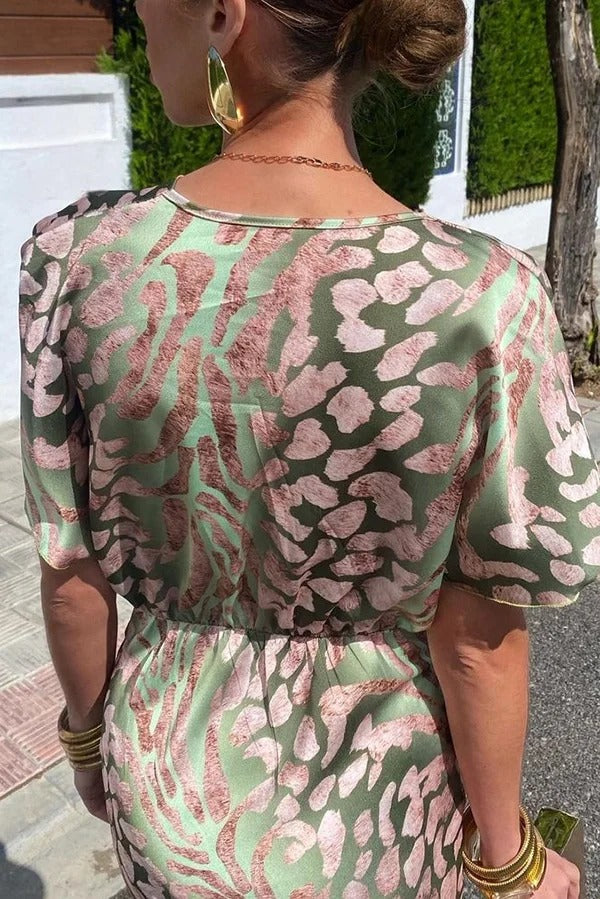 Einzigartiges bedrucktes, kurzärmliges Maxikleid mit V-Ausschnitt und Knotendetail in schmaler Passform