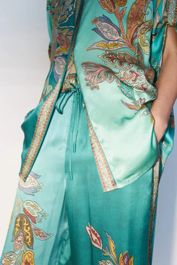 Somewhere Sunny – Kurzärmlige Oversize-Bluse aus Satin mit botanischem Print und Knöpfen