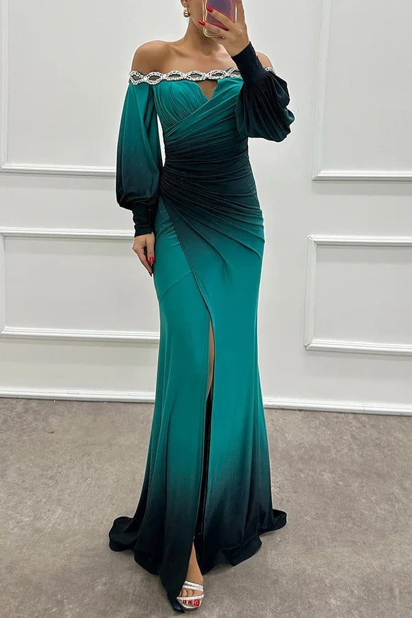 Robe longue Julieta à imprimé dégradé, col bateau, épaules dénudées, détails de pierres précieuses, fente