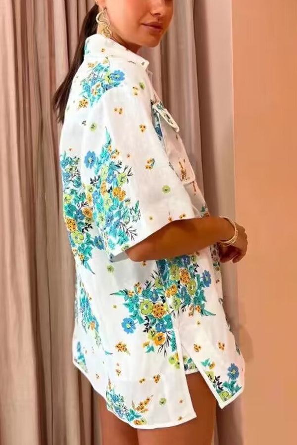 Carefree Set aus elfenbeinfarbener Bluse aus Leinenmischung mit Blumenmuster, Taschenbesatz und elastischer Shorts auf der Rückseite