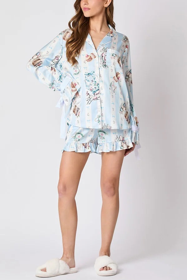 Weihnachtsmodisches Set mit bedrucktem Oberteil mit Fliege und Shorts mit Rüschen und elastischer Taille