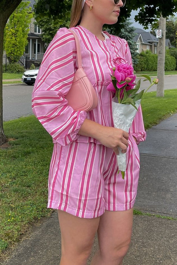 Stilvolles Set mit V-Ausschnitt und Krawattenoberteil mit Streifenmuster und lockerer Shorts mit elastischer Taille