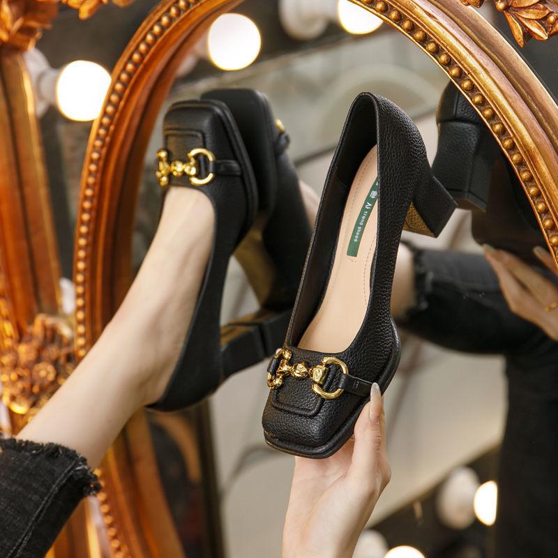 Pumps mit Schnallendekor, quadratischer Zehenpartie und klobigem Absatz