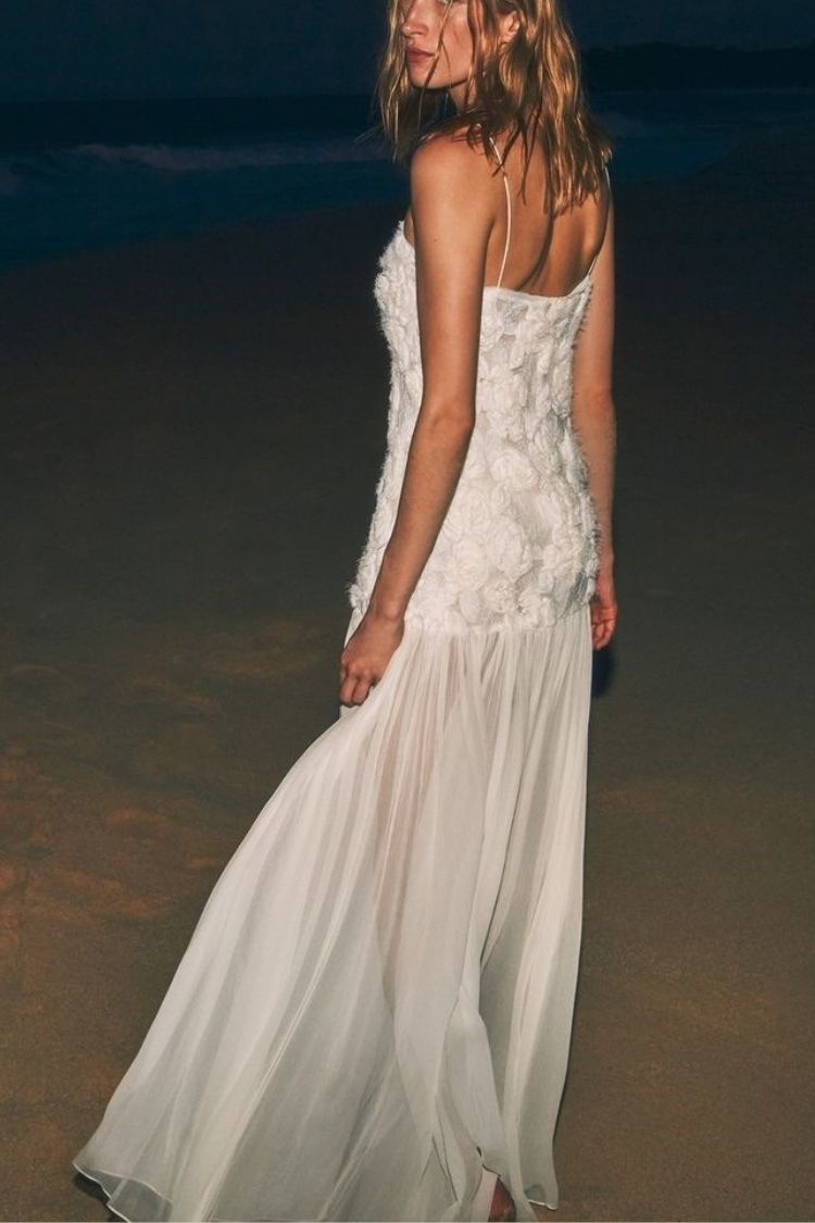 Offrez-vous une robe longue à ourlet plissé en mousseline de soie avec appliques florales