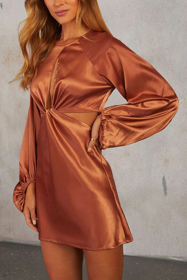 Carlita Minikleid aus Satin mit Cut-Outs an Brust und Mieder und Ballonärmeln