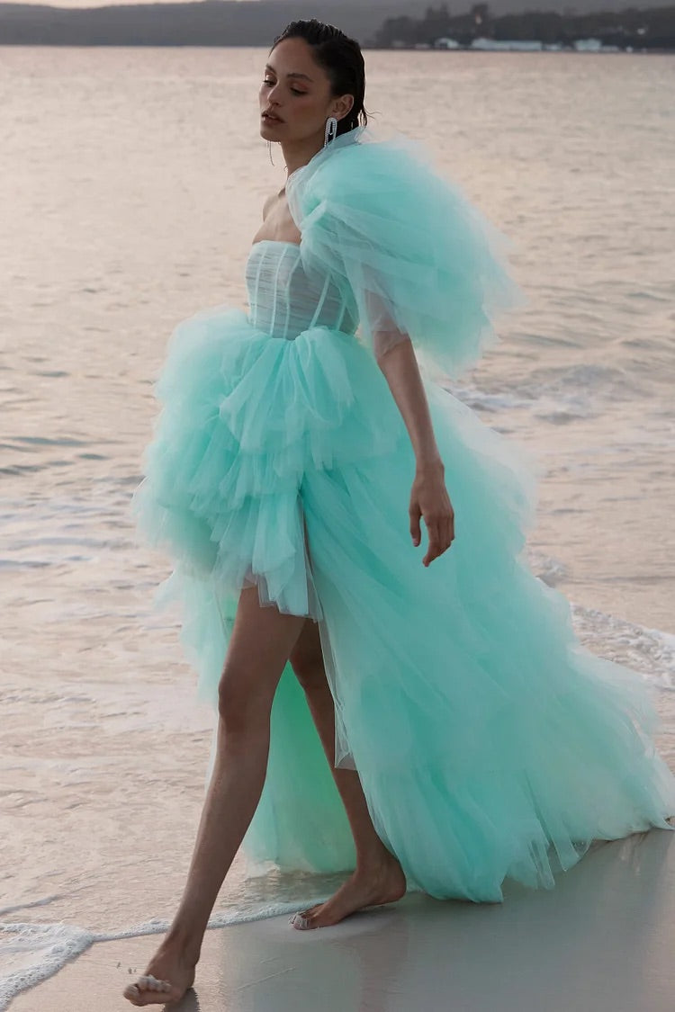 Luxuriöses Tüllkleid mit einer Schulter und Schlitz