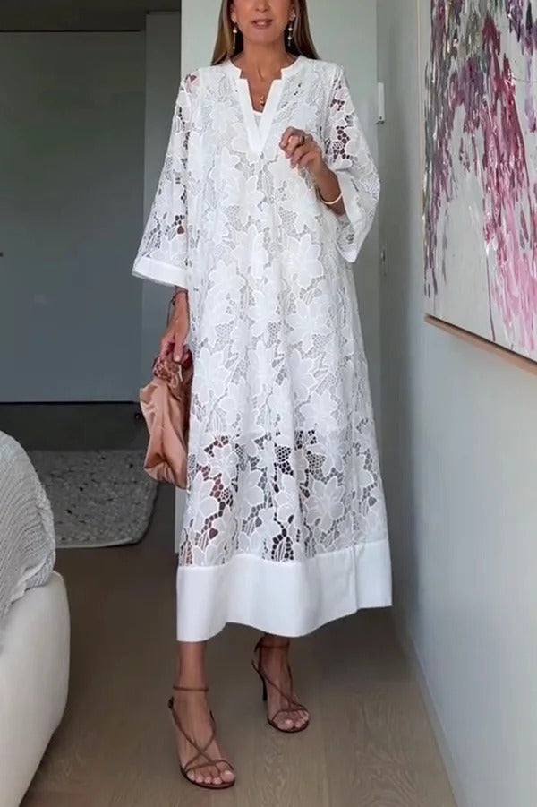 Confidence and Adventure – Lockeres Midikleid mit Blumenspitze und V-Ausschnitt und Glockenärmeln