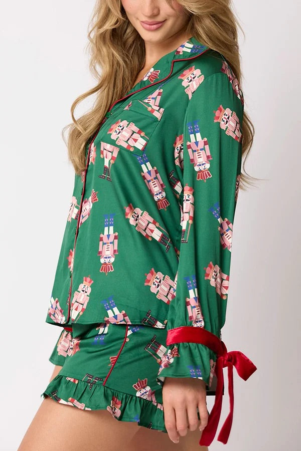Weihnachtsmodisches Set mit bedrucktem Oberteil mit Fliege und Shorts mit Rüschen und elastischer Taille