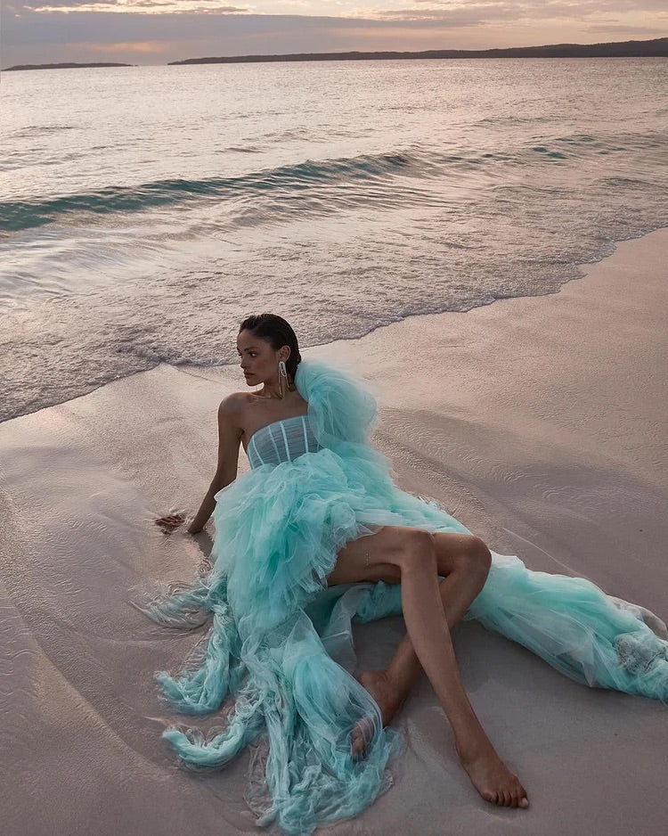 Luxuriöses Tüllkleid mit einer Schulter und Schlitz