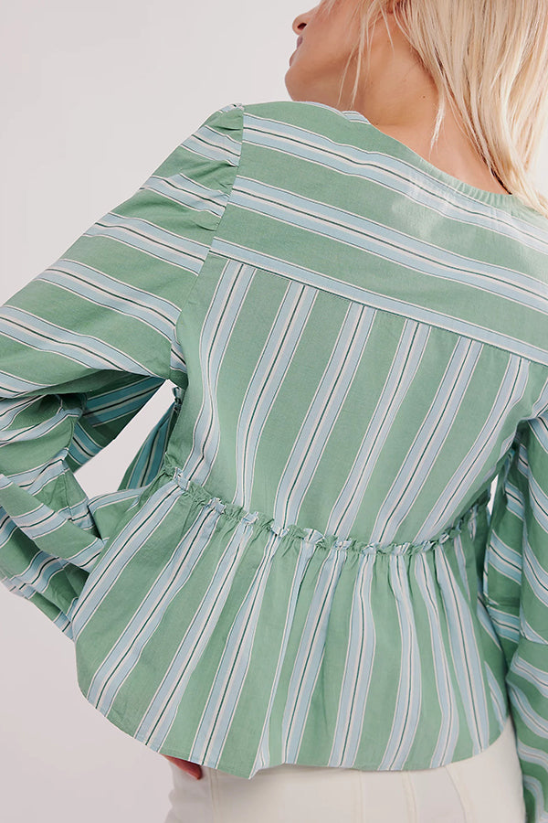 Stilvolles Set mit V-Ausschnitt und Krawattenoberteil mit Streifenmuster und lockerer Shorts mit elastischer Taille