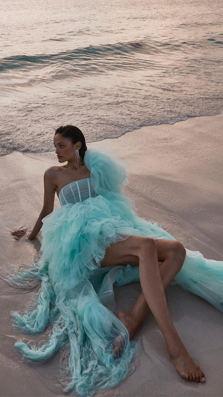 Luxuriöses Tüllkleid mit einer Schulter und Schlitz