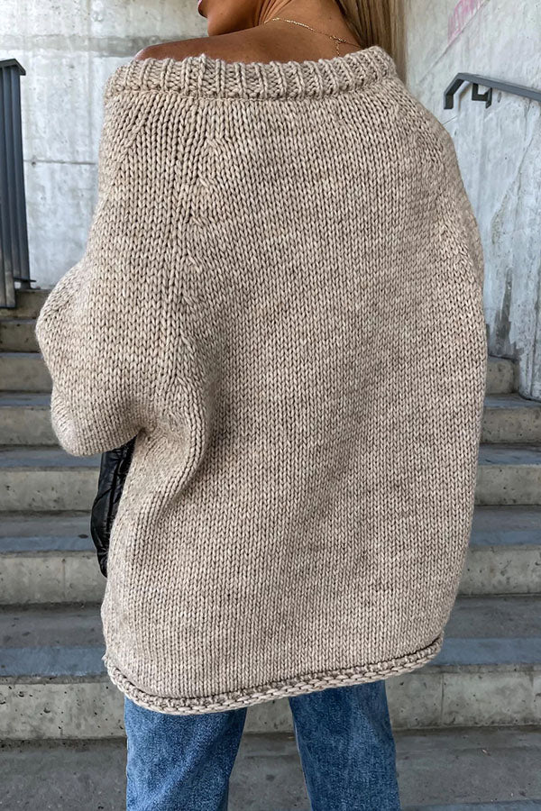 Lässiger Strickpullover mit weitem Halsausschnitt und Straßenatmosphäre