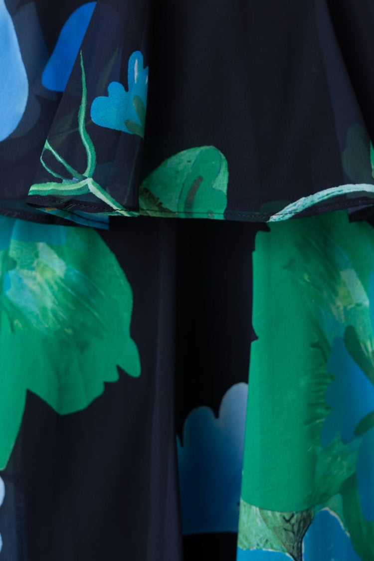 Erfrischendes Maxikleid mit Blumenmuster, Schnürung auf der Rückseite und mehrstufigem Rüschensaum