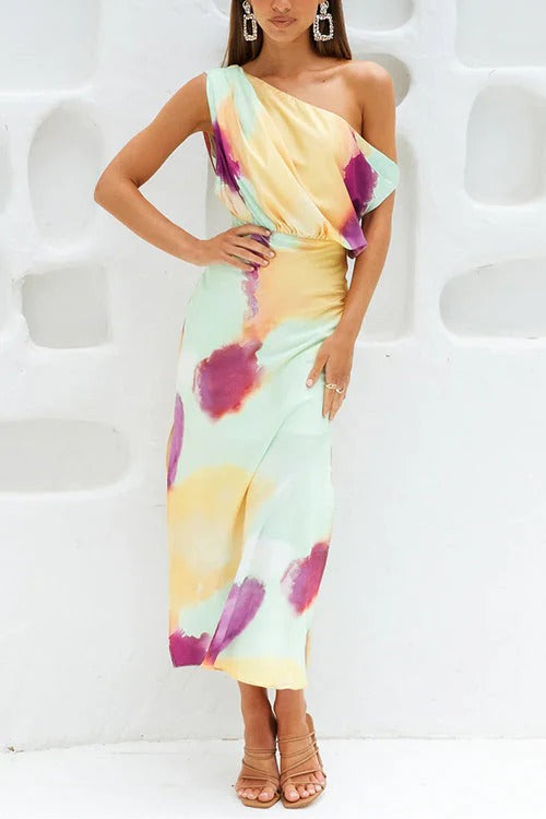 Maxikleid mit asymmetrischer Schulterpartie, Tie-Dye-Schlitz und Taille