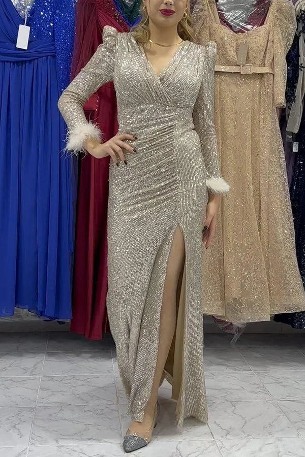 Sparkle World – Maxi-Abendkleid mit Pailletten und Federbesatz