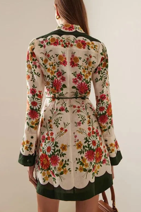 Einreihiges, langärmliges Minikleid mit Bindegürtel und Blumenmuster