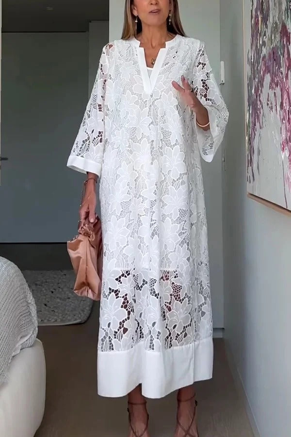 Confidence and Adventure – Lockeres Midikleid mit Blumenspitze und V-Ausschnitt und Glockenärmeln