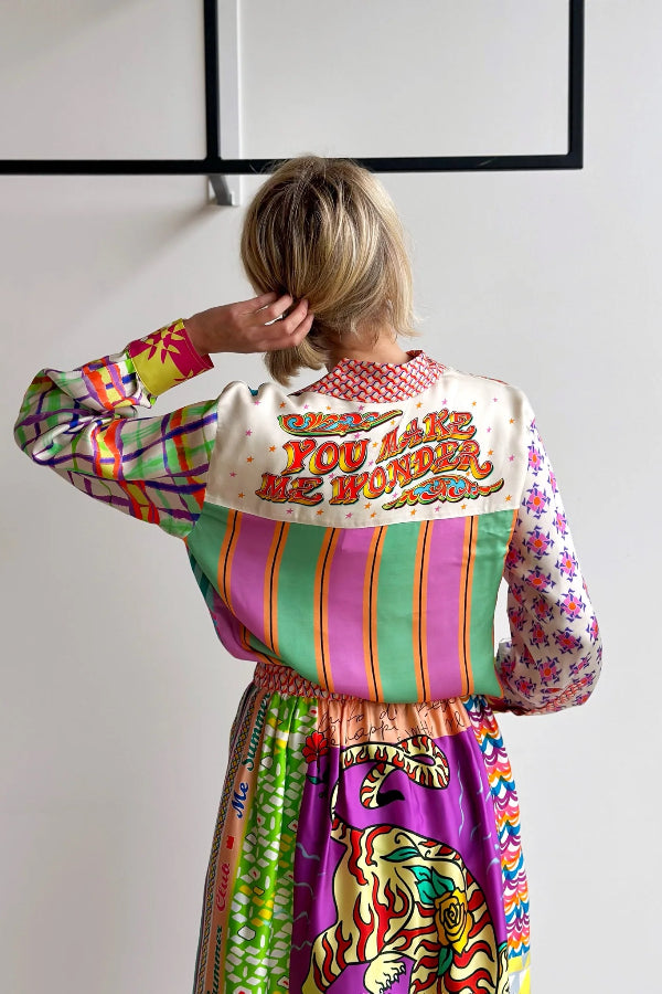 You Make Me Wonder – Übergroße Bluse aus Satin mit buntem, einzigartigem Druck und Knopfleiste