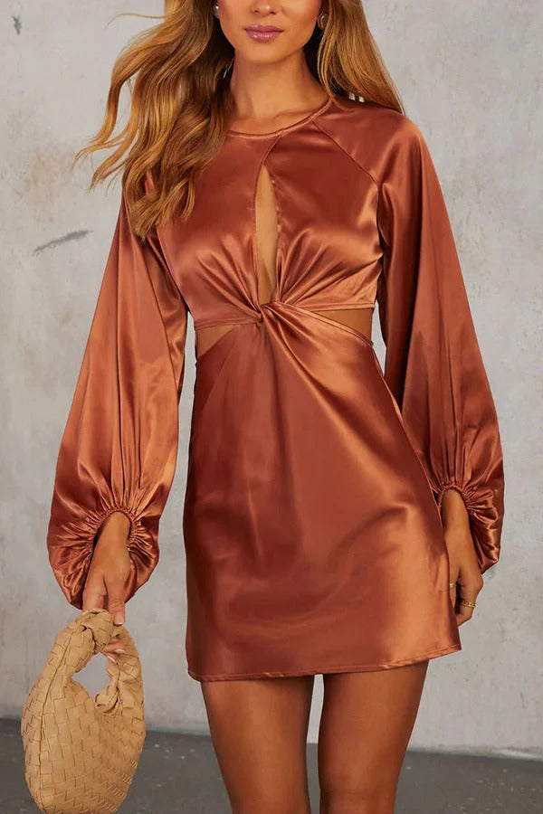 Carlita Minikleid aus Satin mit Cut-Outs an Brust und Mieder und Ballonärmeln