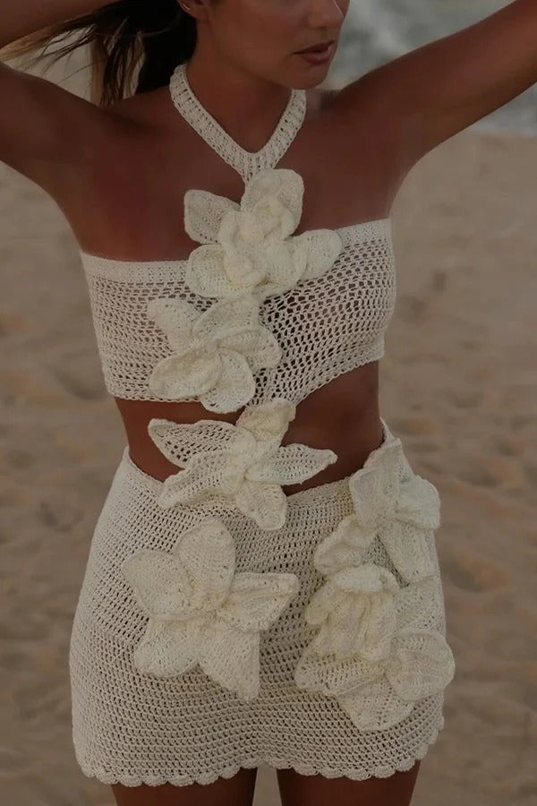 Mermaid Song – Dreidimensionales Neckholder-Minikleid mit Cut-Outs und Häkelmuster