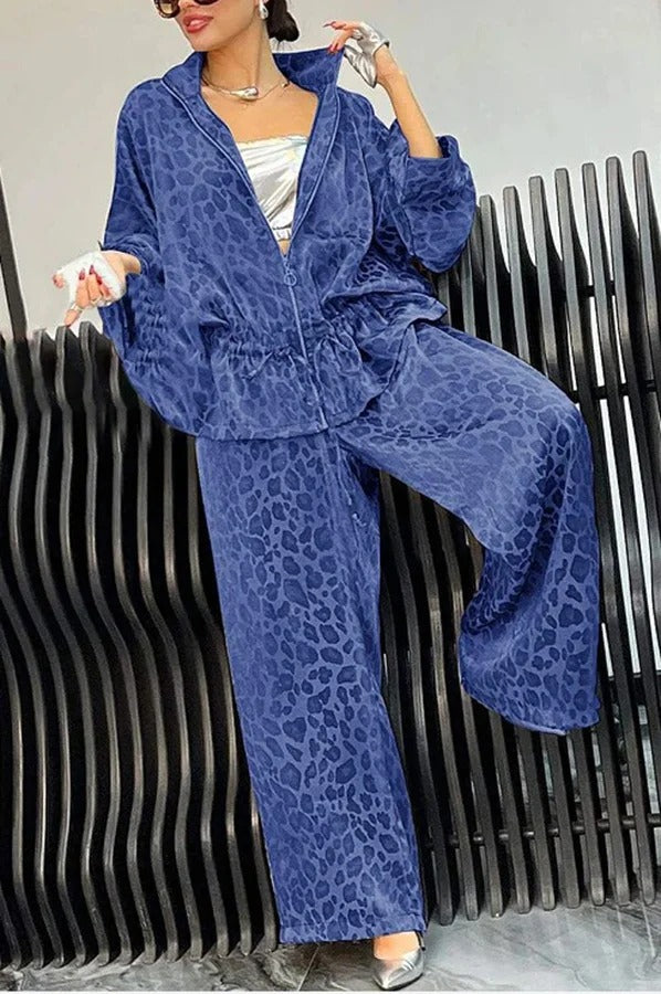 Set aus Jacke mit Reißverschluss und Kordelzug in der Taille und lockerer Hose mit elastischer Taillentasche