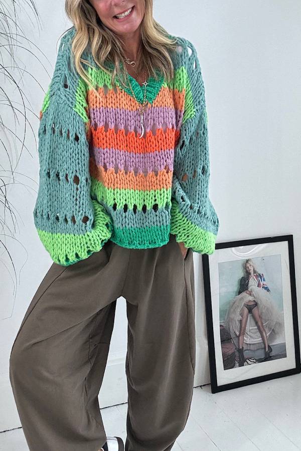 Trendy in dieser Saison: Mehrfarbiger, hohler Pullover mit Ballonärmeln und V-Ausschnitt
