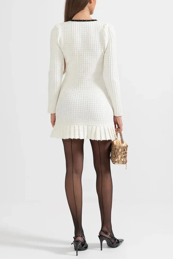 Robe courte élégante en tricot gaufré contrasté à col en V et volants