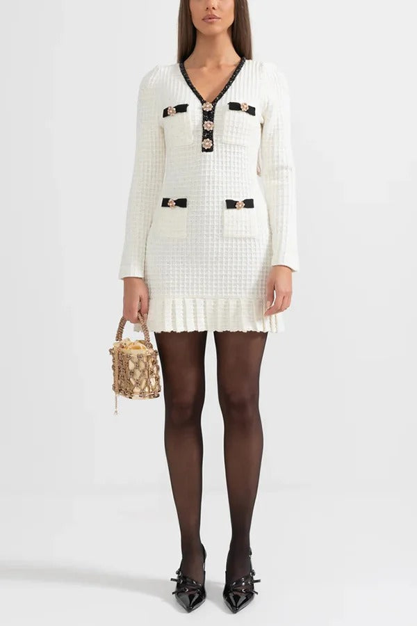 Robe courte élégante en tricot gaufré contrasté à col en V et volants