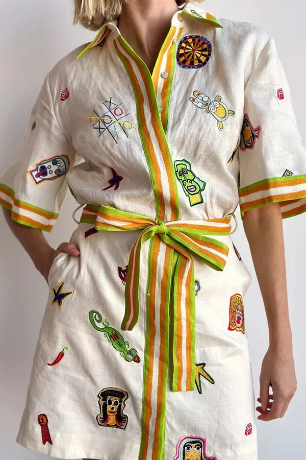 Britt – Einzigartiges, bedrucktes Minikleid aus Leinenmischung mit kurzen Ärmeln, Taschen und Bindegürtel