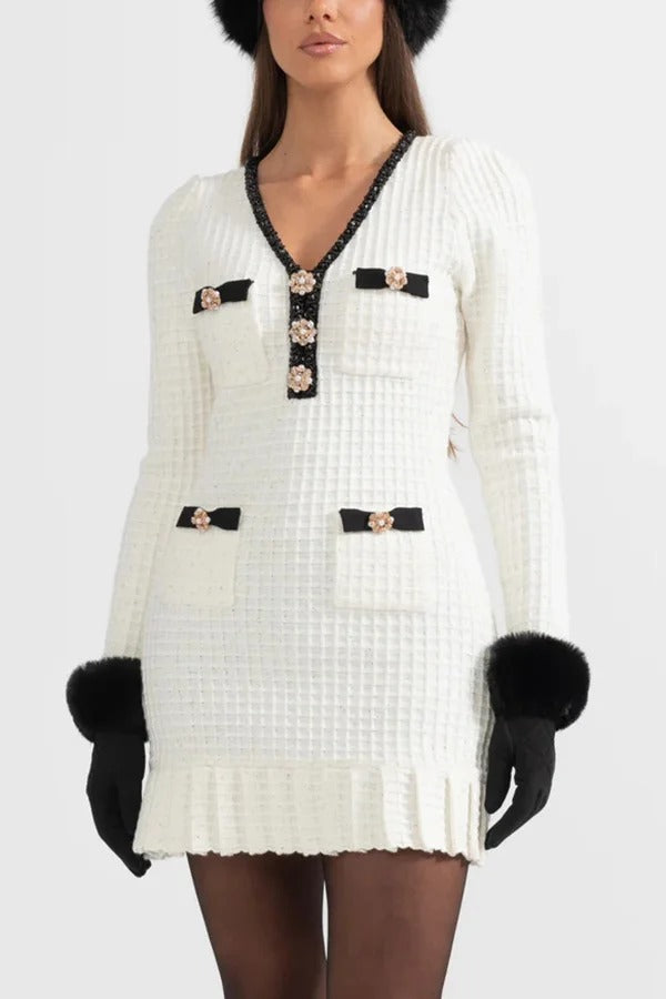 Robe courte élégante en tricot gaufré contrasté à col en V et volants