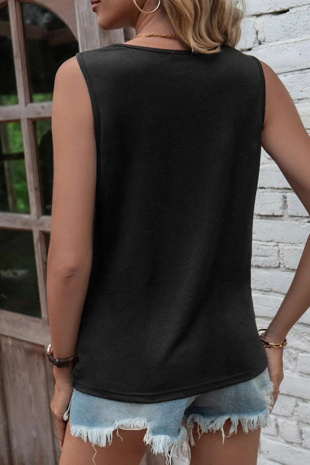 Schwarzes Tanktop mit verdrehter Vorderseite und lasergeschnittenen Schlitzen