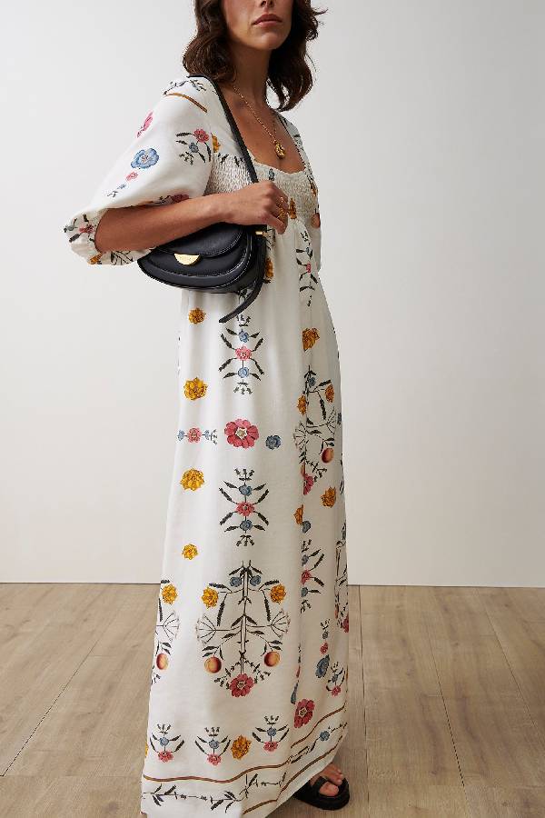 Robe longue à col carré et manches bouffantes et buste élastique