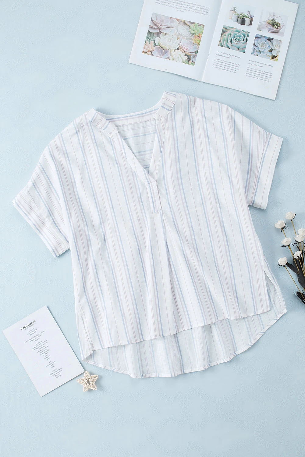 Locker sitzende Bluse mit V-Ausschnitt und kurzen Ärmeln und Streifenmuster