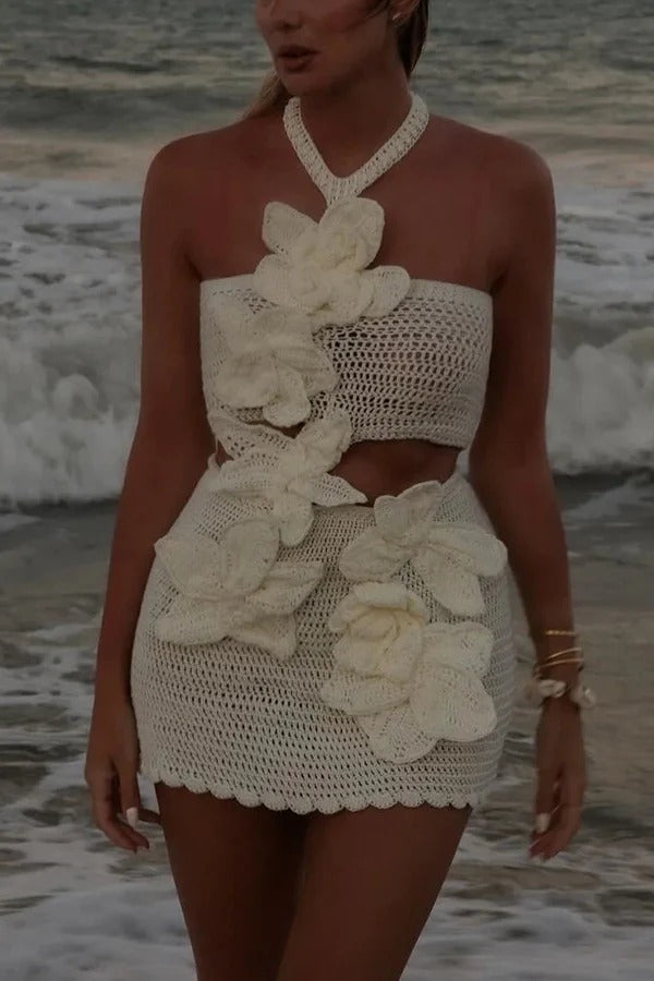 Mermaid Song – Dreidimensionales Neckholder-Minikleid mit Cut-Outs und Häkelmuster