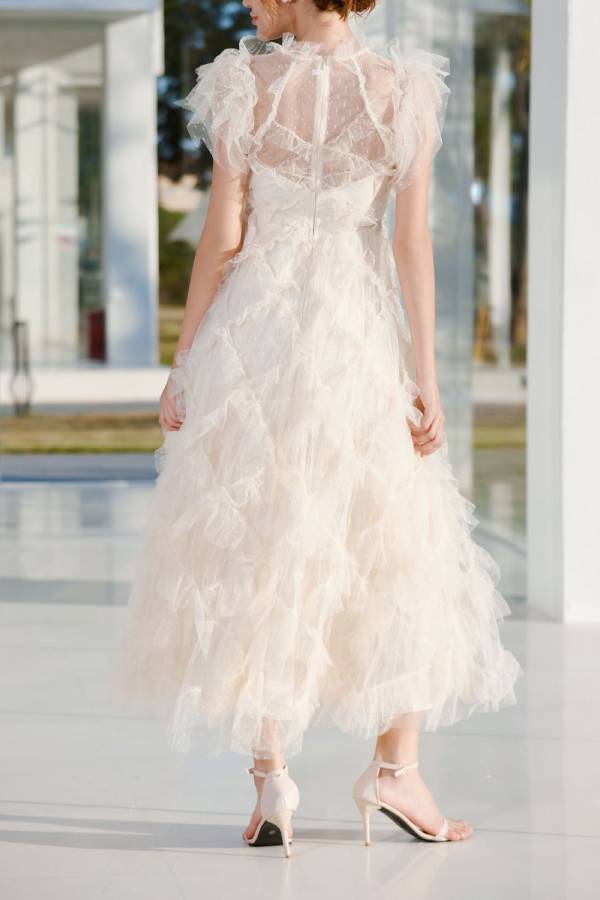 Ärmelloses Kleid mit besticktem A-Linien-Rock und halbem Rollkragen