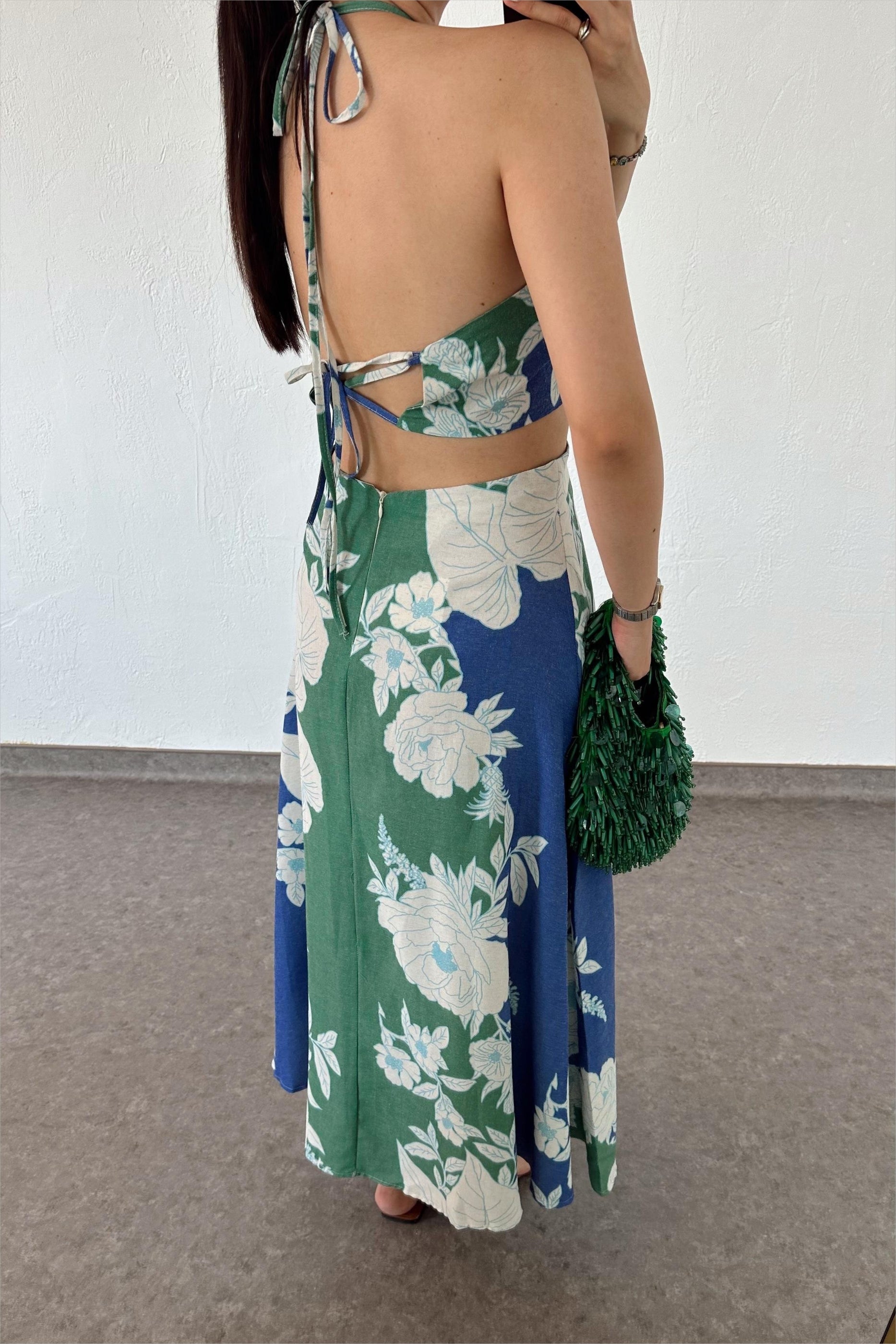 Über Tropic Time – Neckholder-Midikleid aus Leinenmischung mit Blumendetail auf der Rückseite und Schnürung