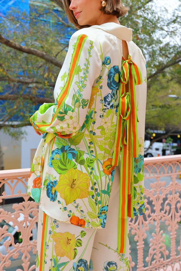 Antibes – Übergroße Bluse aus Satin mit Blumenmuster und Bindeband hinten und Knopfleiste