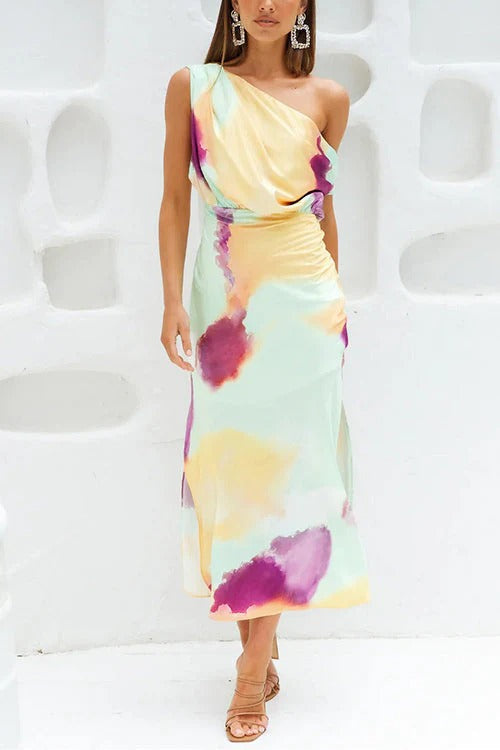 Maxikleid mit asymmetrischer Schulterpartie, Tie-Dye-Schlitz und Taille