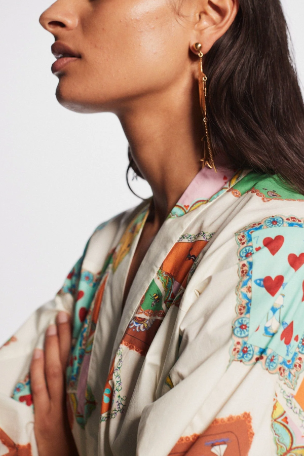 Langes Hemdkleid mit Bindegürtel und Pokerkarten-Print