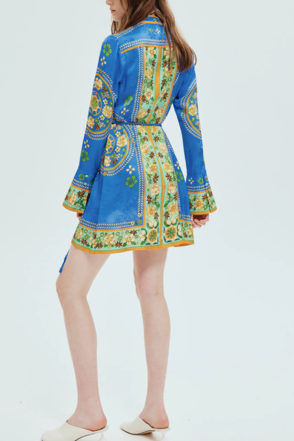 Katia – Minikleid aus Satin mit einzigartigem Druck und geformtem Kragen und Bindegürtel in der Taille