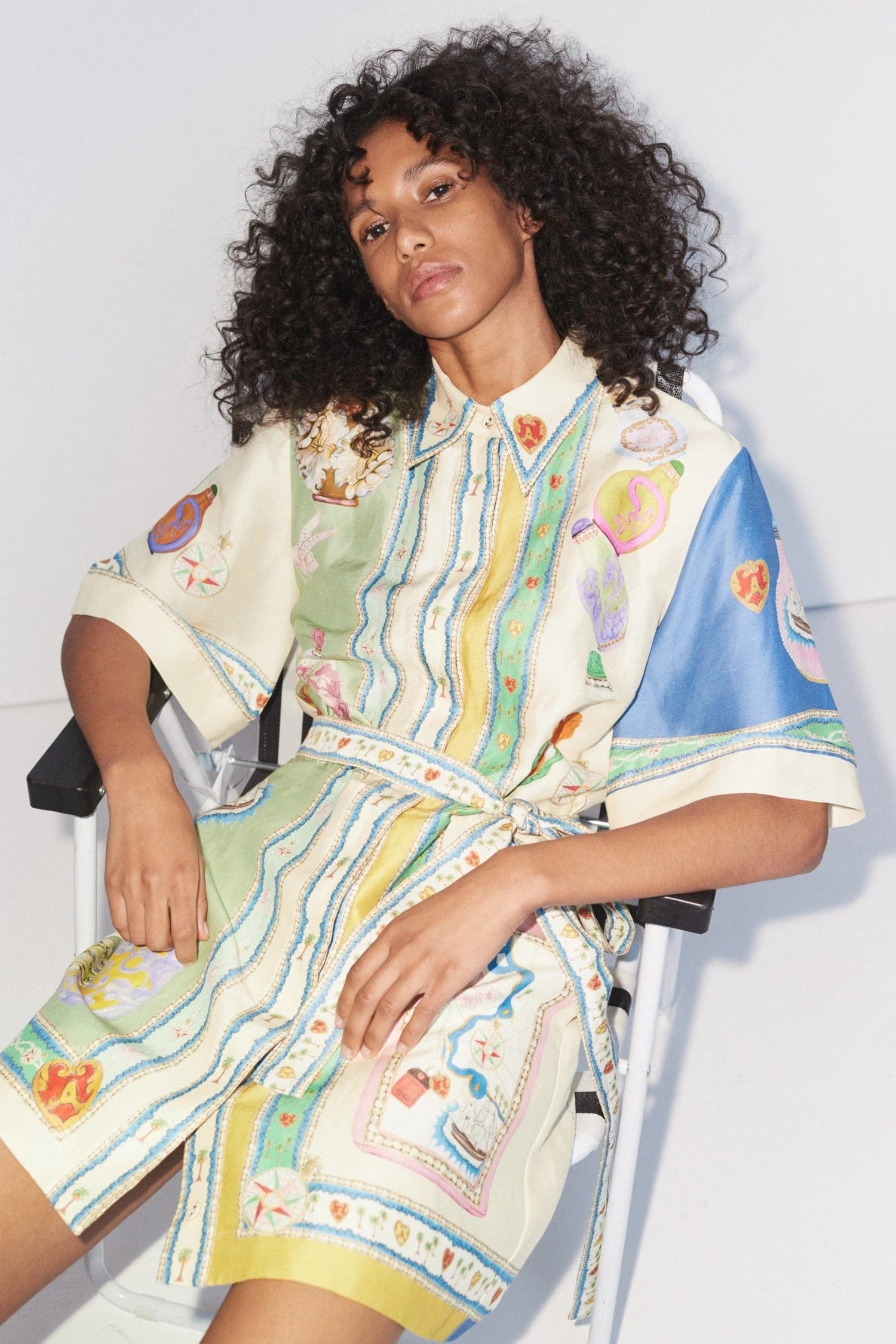 Deva – Minikleid aus Leinenmischung mit einzigartigem Druck und Glockenärmeln, Gürtel und Tasche